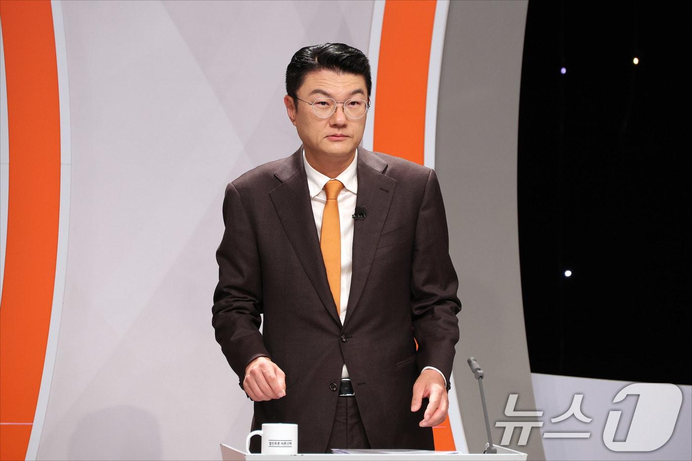 본문 이미지 - 김정철 개혁신당 서울시장 후보가 28일 오후 서울 마포구 SBS프리즘타워에서 열린 2026 서울특별시장선거 후보자 토론회에서 토론 준비를 하고 있다. (공동취재) 2026.5.28 ⓒ 뉴스1 김도우 기자