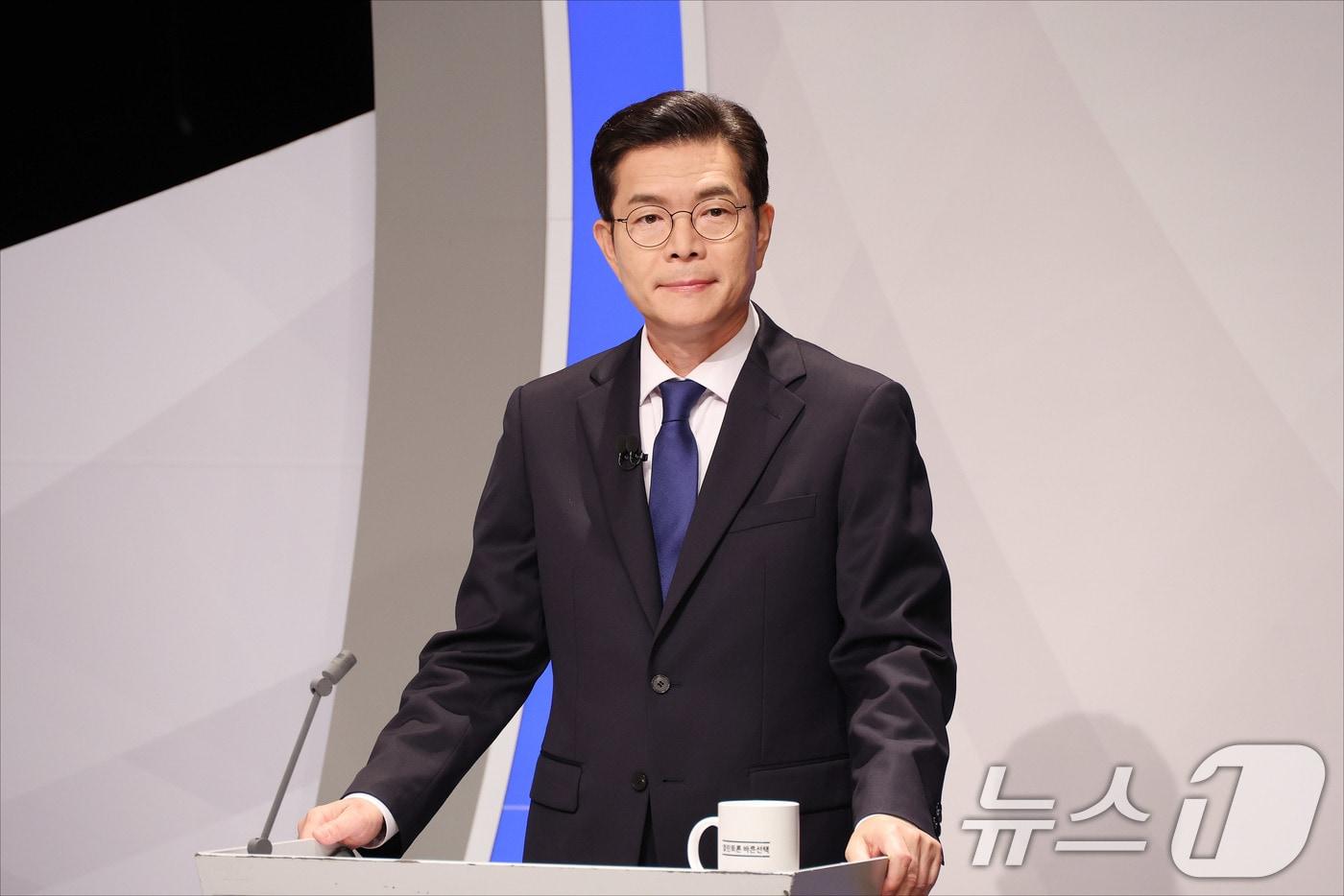 본문 이미지 - 정원오 더불어민주당 서울시장 후보가 28일 오후 서울 마포구 SBS프리즘타워에서 열린 2026 서울특별시장선거 후보자 토론회에서 토론 준비를 하고 있다. (공동취재) 2026.5.28 ⓒ 뉴스1 김도우 기자