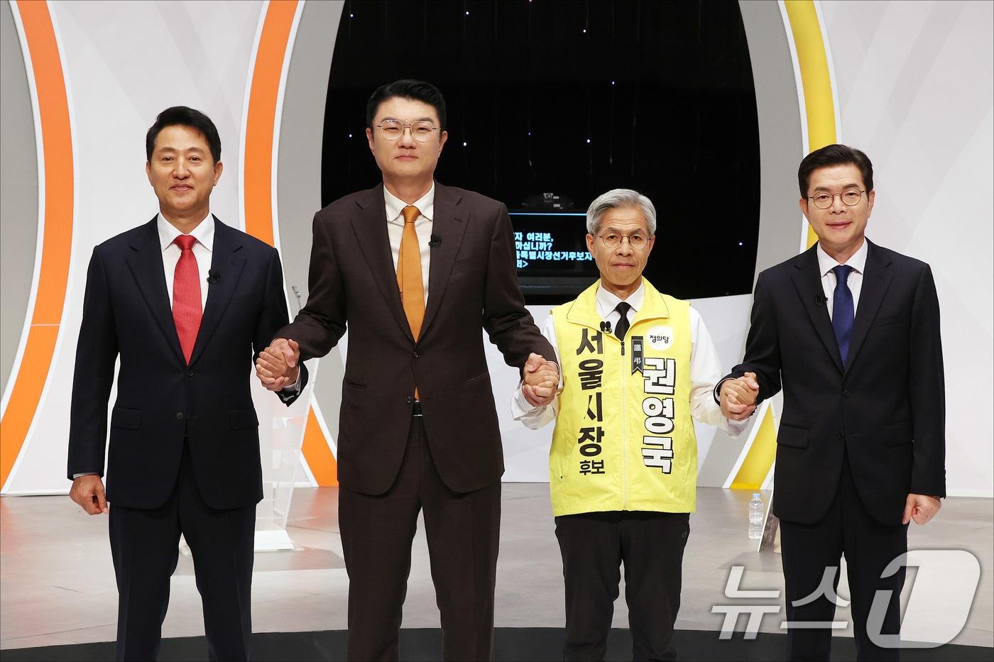 본문 이미지 - 오세훈 국민의힘 서울시장 후보, 김정철 개혁신당 서울시장 후보, 권영국 정의당 서울시장 후보, 정원오 더불어민주당 서울시장 후보가 28일 오후 서울 마포구 SBS프리즘타워에서 열린 2026 서울특별시장선거 후보자 토론회 시작 전 기념촬영을 위해 포즈를 취하고 있다. (공동취재) 2026.5.28 ⓒ 뉴스1 김도우 기자