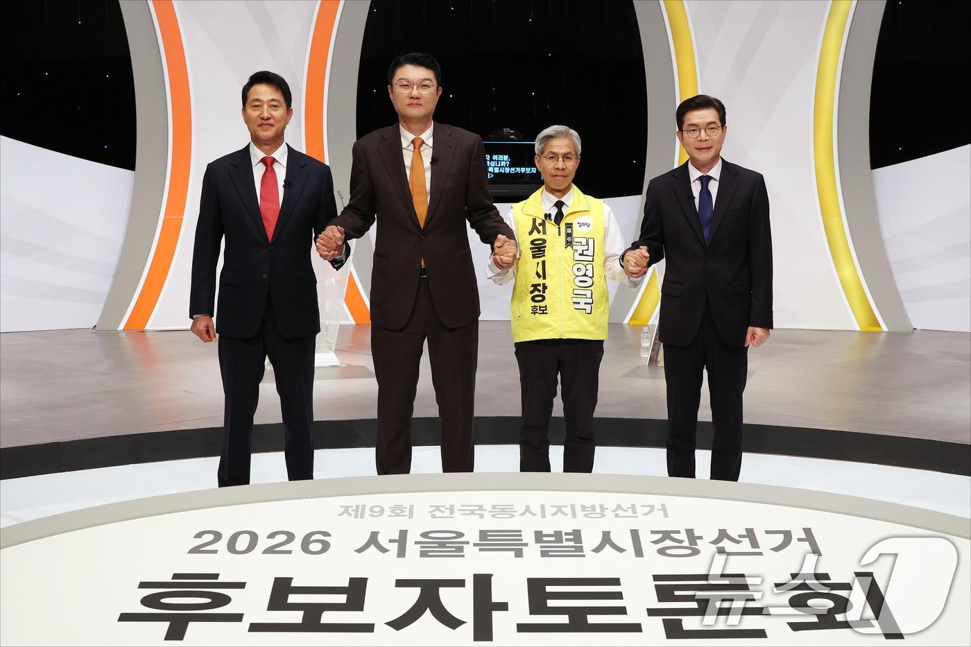 본문 이미지 - 오세훈 국민의힘 서울시장 후보, 김정철 개혁신당 서울시장 후보, 권영국 정의당 서울시장 후보, 정원오 더불어민주당 서울시장 후보가 28일 오후 서울 마포구 SBS프리즘타워에서 열린 2026 서울특별시장선거 후보자 토론회 시작 전 기념촬영을 위해 포즈를 취하고 있다. (공동취재) 2026.5.28 ⓒ 뉴스1 김도우 기자