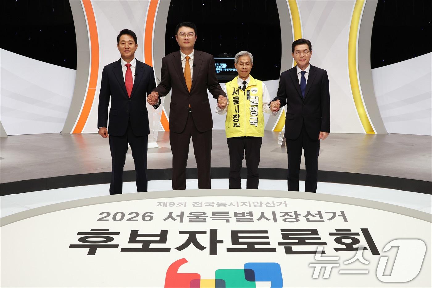 본문 이미지 - 오세훈 국민의힘 서울시장 후보, 김정철 개혁신당 서울시장 후보, 권영국 정의당 서울시장 후보, 정원오 더불어민주당 서울시장 후보가 28일 오후 서울 마포구 SBS프리즘타워에서 열린 2026 서울특별시장선거 후보자 토론회 시작 전 기념촬영을 위해 포즈를 취하고 있다. (공동취재) 2026.5.28 ⓒ 뉴스1 김도우 기자