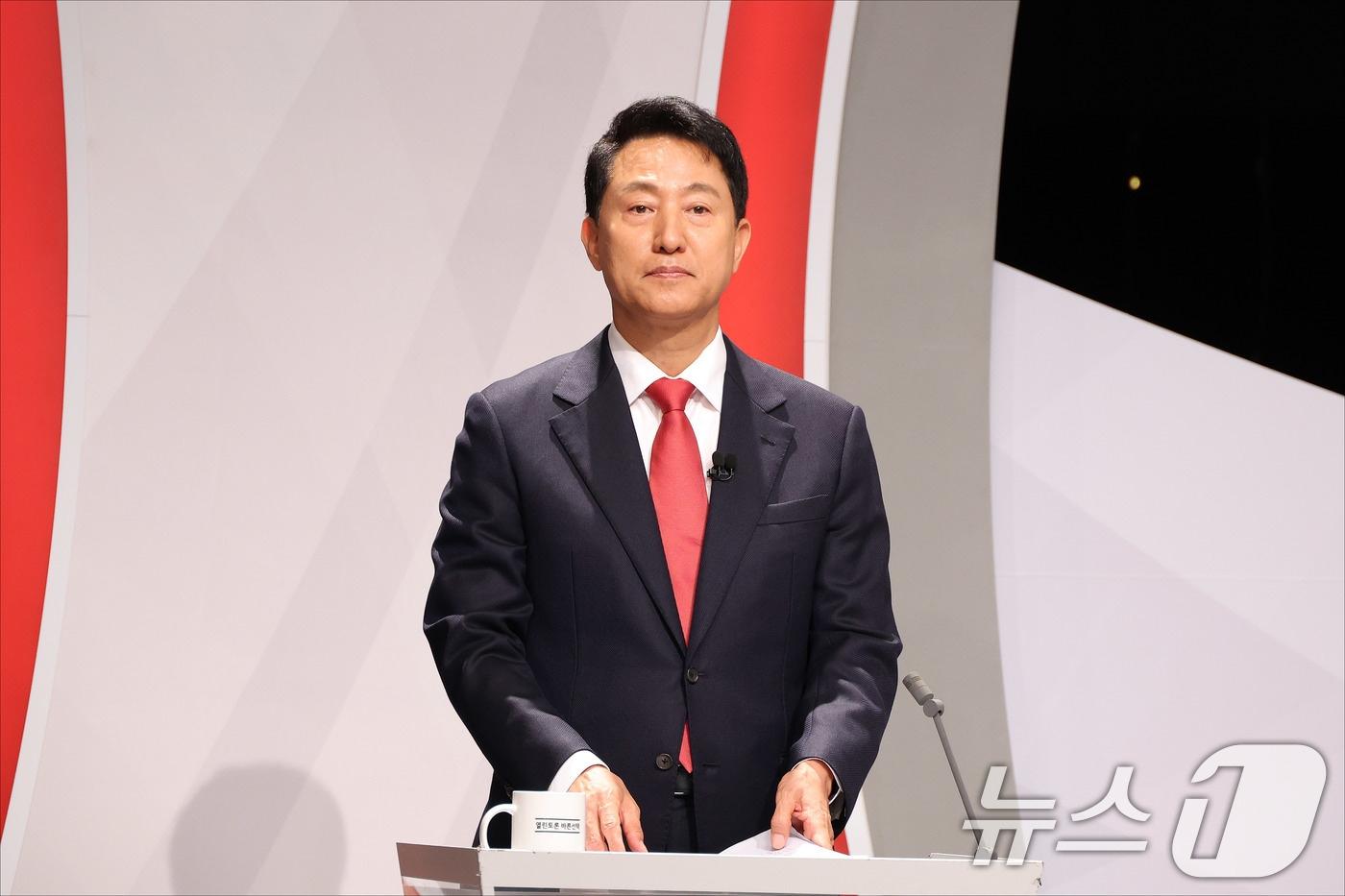본문 이미지 - 오세훈 국민의힘 서울시장 후보가 28일 오후 서울 마포구 SBS프리즘타워에서 열린 2026 서울특별시장선거 후보자 토론회에서 토론 준비를 하고 있다. (공동취재) 2026.5.28 ⓒ 뉴스1 김도우 기자