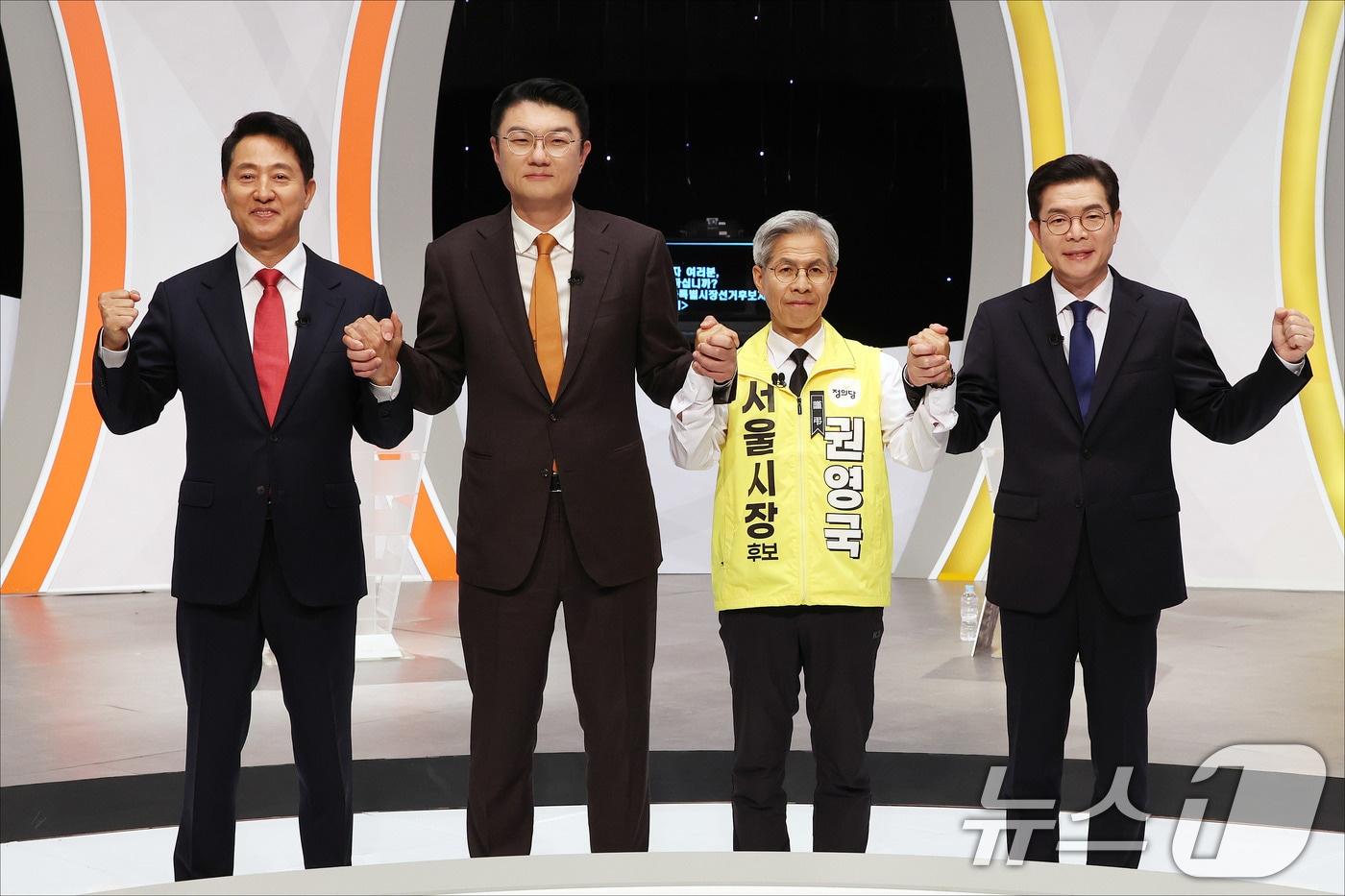 본문 이미지 - 오세훈 국민의힘 서울시장 후보, 김정철 개혁신당 서울시장 후보, 권영국 정의당 서울시장 후보, 정원오 더불어민주당 서울시장 후보가 28일 오후 서울 마포구 SBS프리즘타워에서 열린 2026 서울특별시장선거 후보자 토론회 시작 전 기념촬영을 위해 포즈를 취하고 있다. (공동취재) 2026.5.28 ⓒ 뉴스1 김도우 기자