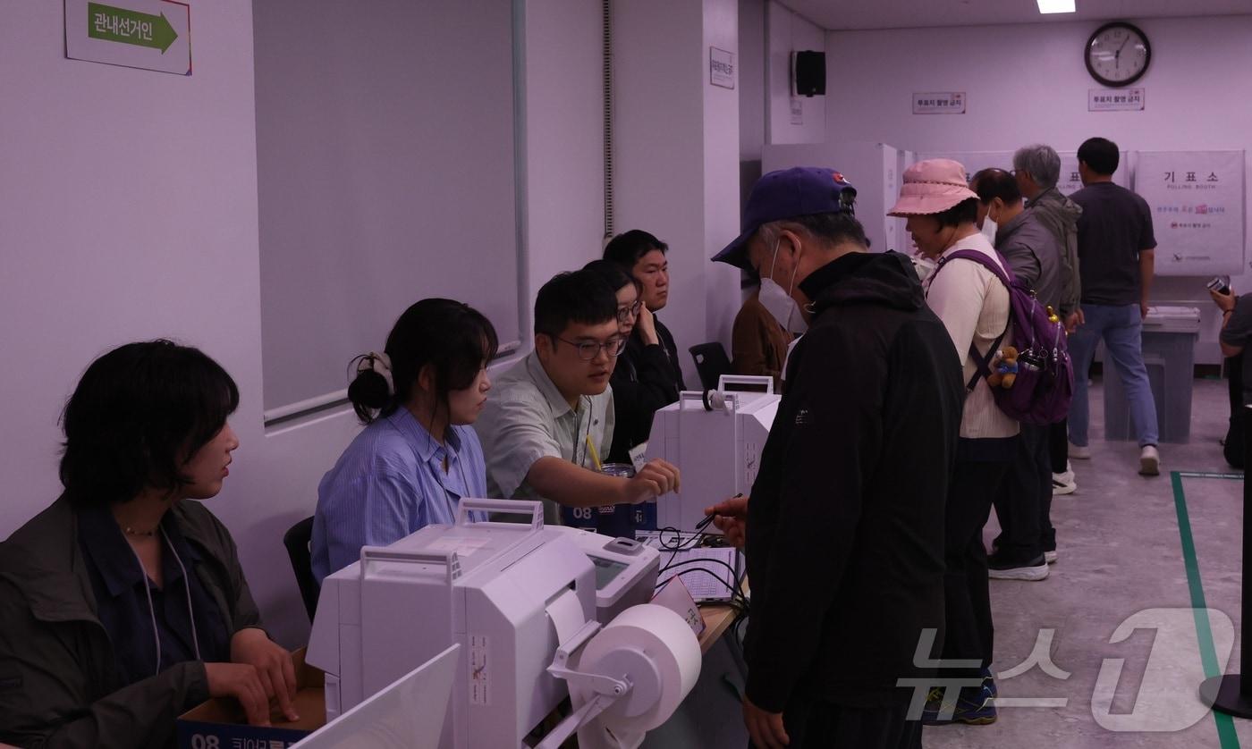 본문 이미지 - 제9회 전국동시지방선거 사전투표 첫날인 29일 전북 전주시 서신동주민센터에 마련된 사전투표소를 찾은 유권자들이 사전투표를 하고 있다. ⓒ 뉴스1 유경석 기자