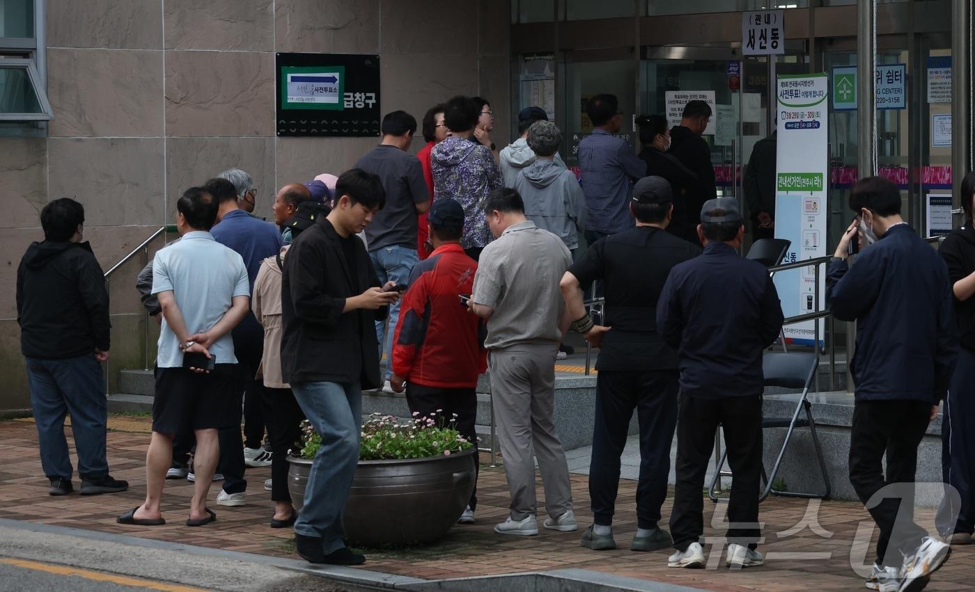 본문 이미지 - 제9회 전국동시지방선거 사전투표 첫날인 29일 전북 전주시 서신동주민센터에 마련된 사전투표소를 찾은 유권자들이 줄을 서 있다. 2026.5.29 ⓒ 뉴스1 유경석 기자