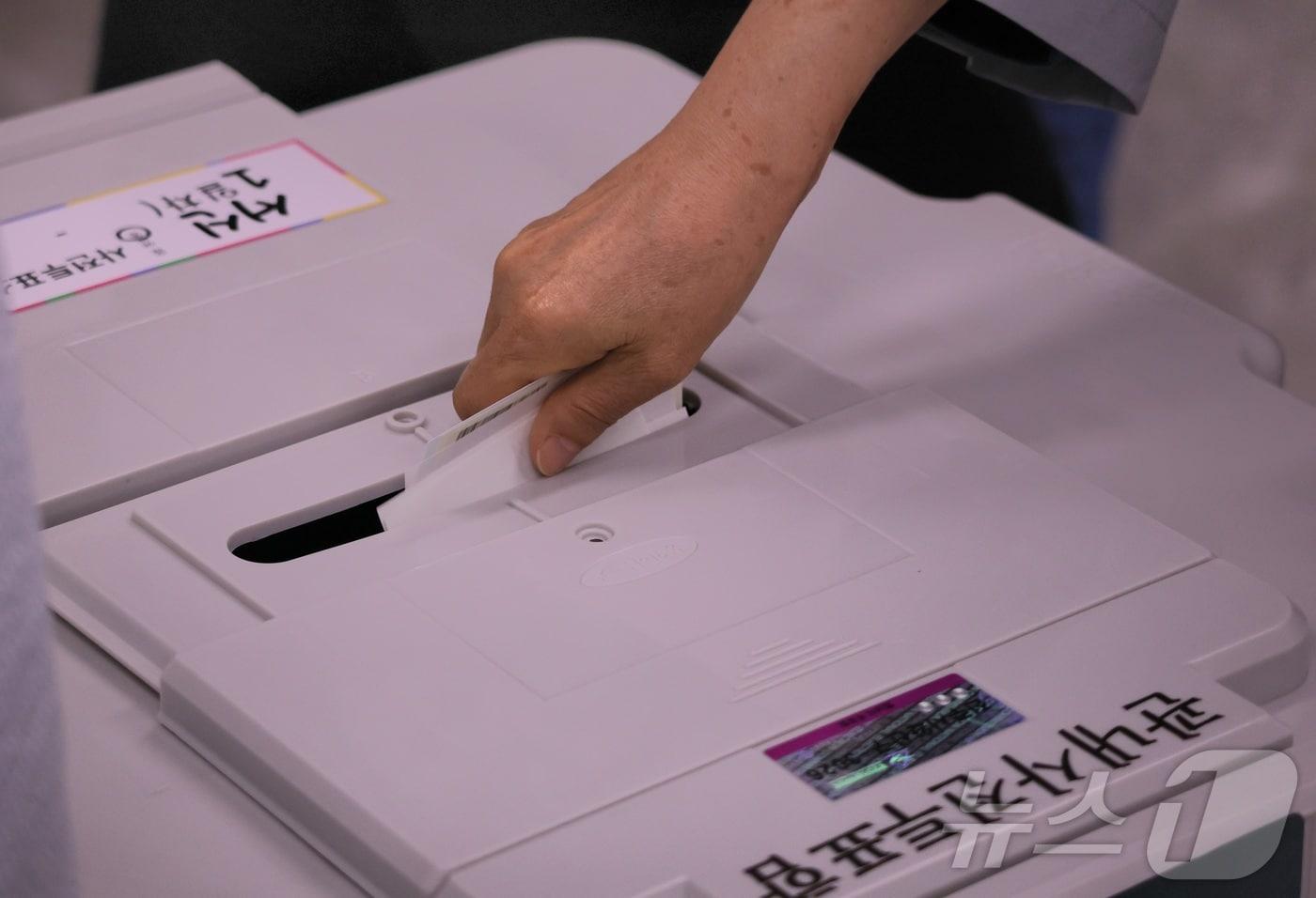 본문 이미지 - 제9회 전국동시지방선거 사전투표 첫날인 29일 전북 전주시 서신동주민센터에 마련된 사전투표소를 찾은 유권자들이 사전투표를 하고 있다. ⓒ 뉴스1 유경석 기자