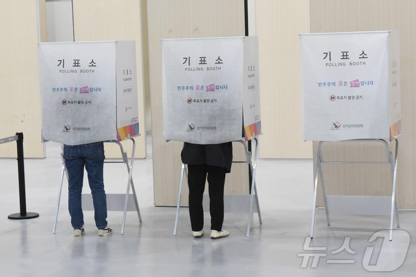 본문 이미지 - 6·3지방선거 사전투표가 시작된 29일 전남 순천대학교 국제문화컨벤션관 1층에 마련된 매곡동 사전투표소를 찾은 시민들이 기표소에서 소중한 한 표를 행사하고 있다. 2026.5.29 ⓒ 뉴스1 김성준 기자