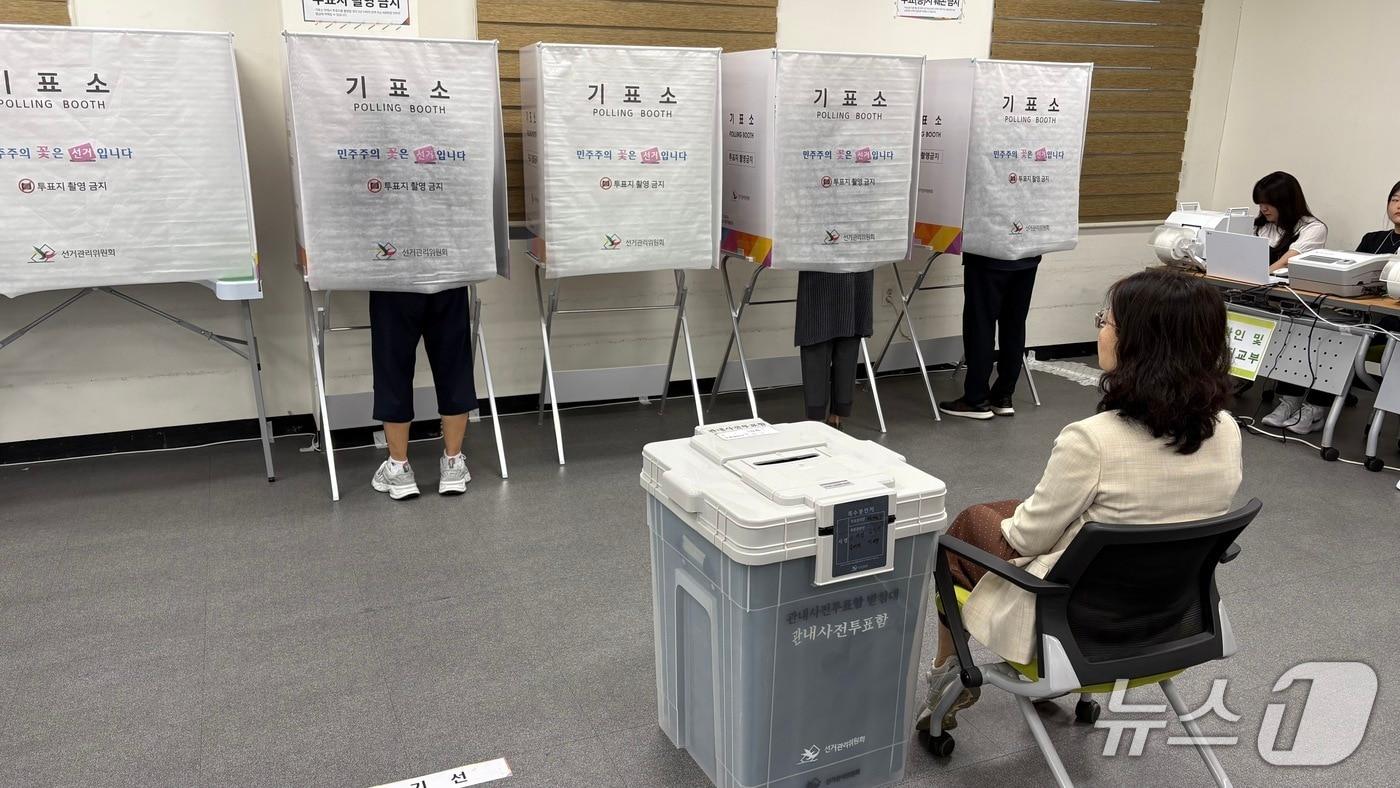 본문 이미지 - 6·3지방선거 사전투표가 시작된 29일 창원 사파동 사전투표소를 찾은 시민이 투표를 하고 있다. 2026.5.29/뉴스1 강정태 기자