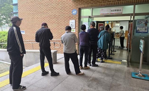 본문 이미지 - 9회 전국동시지방선거 사전투표 첫날인 29일 오전 충북 제천시 의림지동 주민센터에 마련된 사전투표소를 찾은 유권자들이 투표 하기 위해 줄을 서 있다.(독자 제공. 재판매 및 DB금지)/뉴스1