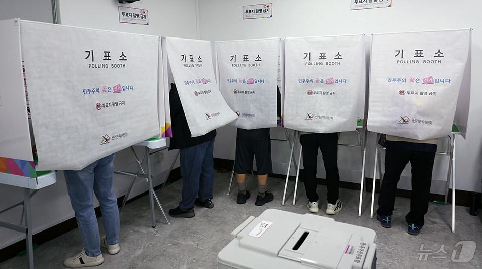 본문 이미지 - 제9회 전국동시지방선거 사전투표 첫날인 29일 전북 전주시 서신동주민센터에 마련된 사전투표소를 찾은 유권자들이 투표를 하고 있다. 2026.5.29 ⓒ 뉴스1 유경석 기자