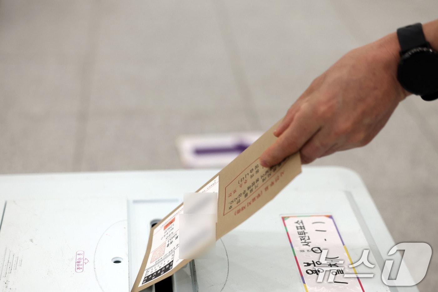 본문 이미지 - 전국동시지방선거 사전투표 첫날인 29일 광주 북구 용봉동 사전투표소로 지정된 전남대학교 용지관컨벤션홀에서 시민들이 투표하고 있다. 2026.5.29 ⓒ 뉴스1 박지현 기자