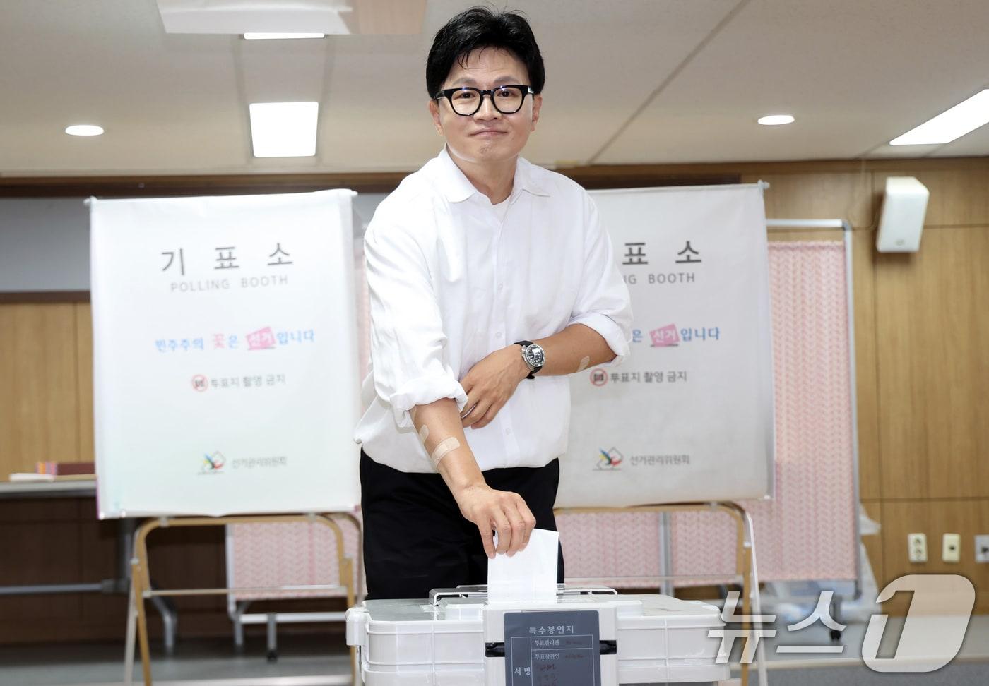 본문 이미지 - 한동훈 무소속 부산 북구갑 국회의원 후보가 6·3 지방선거 및 국회의원 재보궐선거 사전투표 첫날인 29일 오전 부산 북구 만덕제2동행정복지센터에 마련된 사전투표소에서 투표를 하고 있다. (공동취재) 2026.5.29 ⓒ 뉴스1 윤일지 기자