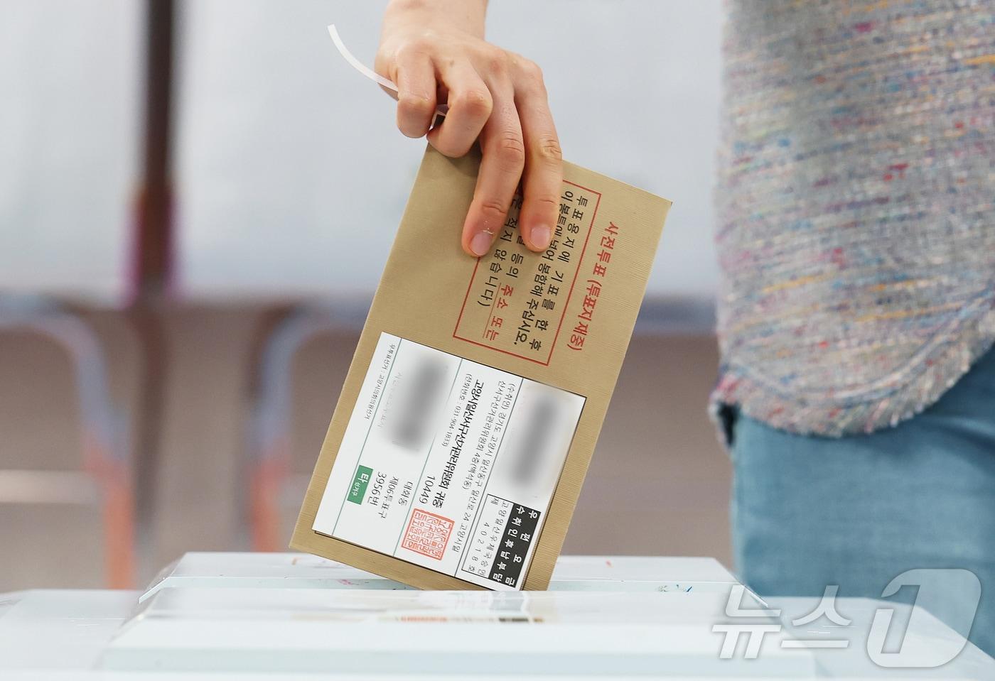 본문 이미지 - 제9회 전국동시지방선거 사전투표 첫날인 29일 오전 서울 용산구 한남동주민센터에 마련된 사전투표소에서 유권자들이 소중한 한 표를 행사하고 있다. 사전투표는 29일~30일 이틀간 오전 6시부터 오후 6시까지 전국 3571개 사전투표소에서 일제히 실시된다. 2026.5.29 ⓒ 뉴스1 오대일 기자