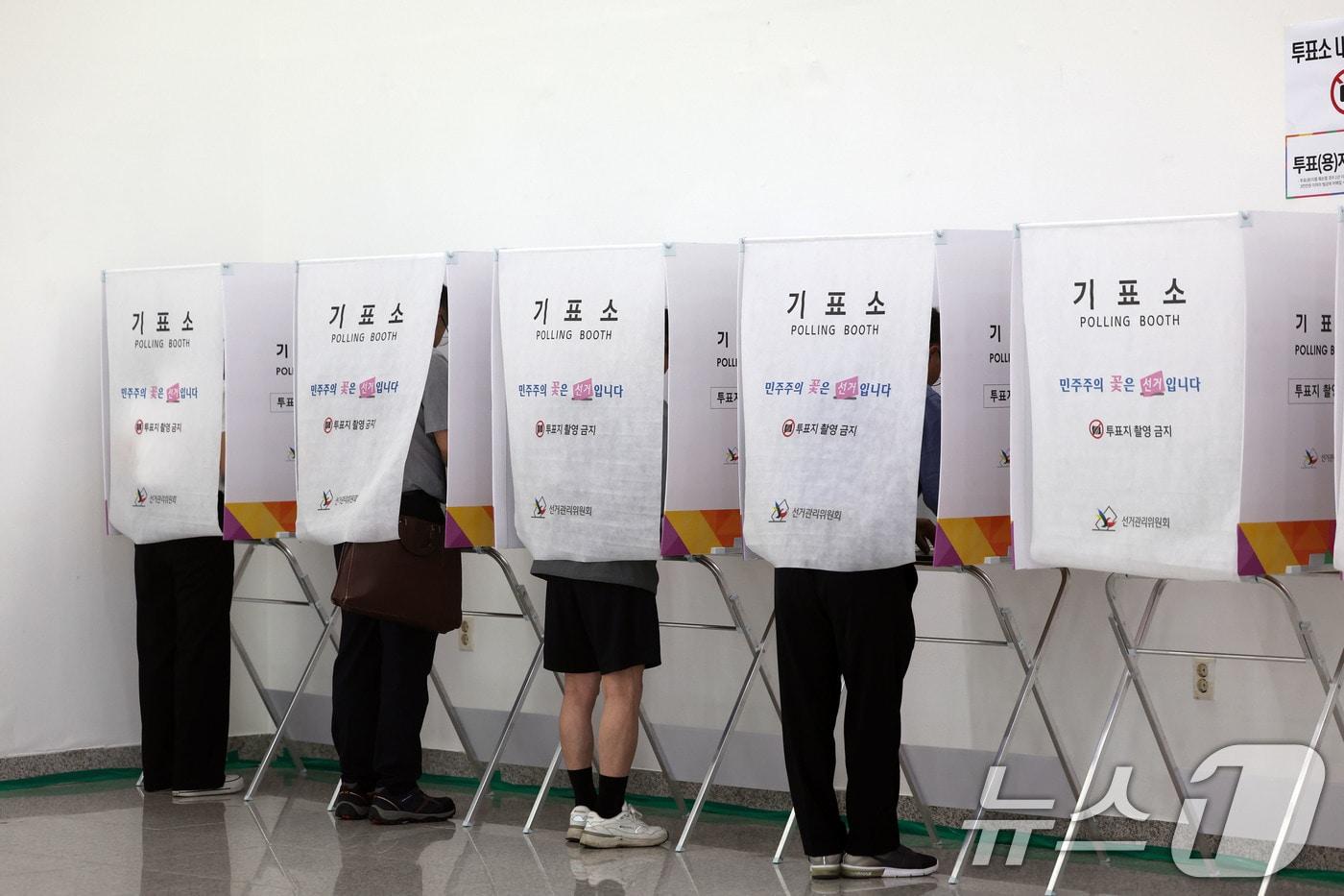 본문 이미지 - 전국동시지방선거 사전투표 첫날인 29일 광주 북구 전남대학교 용지관컨벤션홀에 마련된 사전투표소에서 시민들이 투표하고 있다. 2026.5.29 ⓒ 뉴스1 박지현 기자