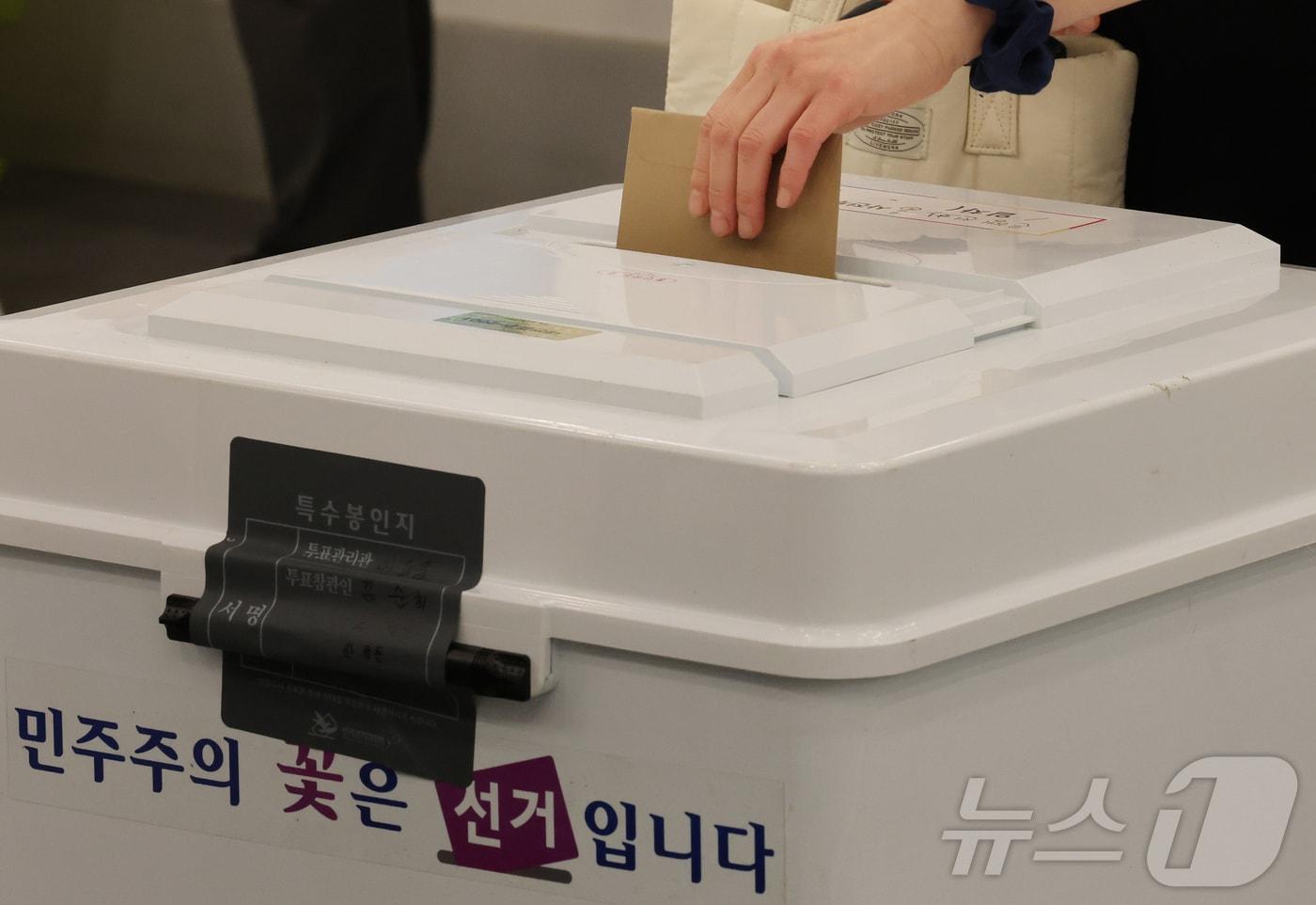 본문 이미지 - 제9회 전국동시지방선거 사전투표가 시작된 29일 대전 중구 은행선화동 사전투표소에서 시민들이 투표에 참여하고 있다. 2026.5.29 ⓒ 뉴스1 김기태 기자
