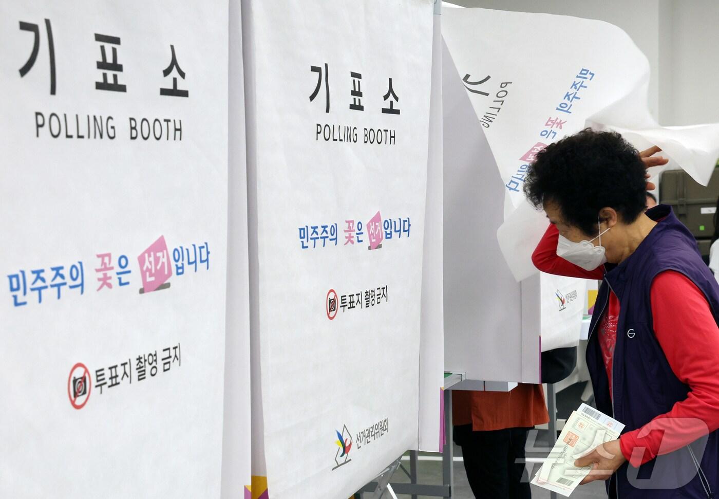 본문 이미지 - 제9회 전국동시지방선거 사전투표가 시작된 29일 대전 중구 은행선화동 사전투표소에서 시민들이 투표에 참여하고 있다. 2026.5.29 ⓒ 뉴스1 김기태 기자