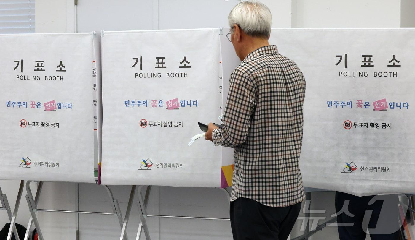 본문 이미지 - 제9회 전국동시지방선거 사전투표가 시작된 29일 대전 중구 은행선화동 사전투표소에서 시민들이 투표에 참여하고 있다. 2026.5.29 ⓒ 뉴스1 김기태 기자