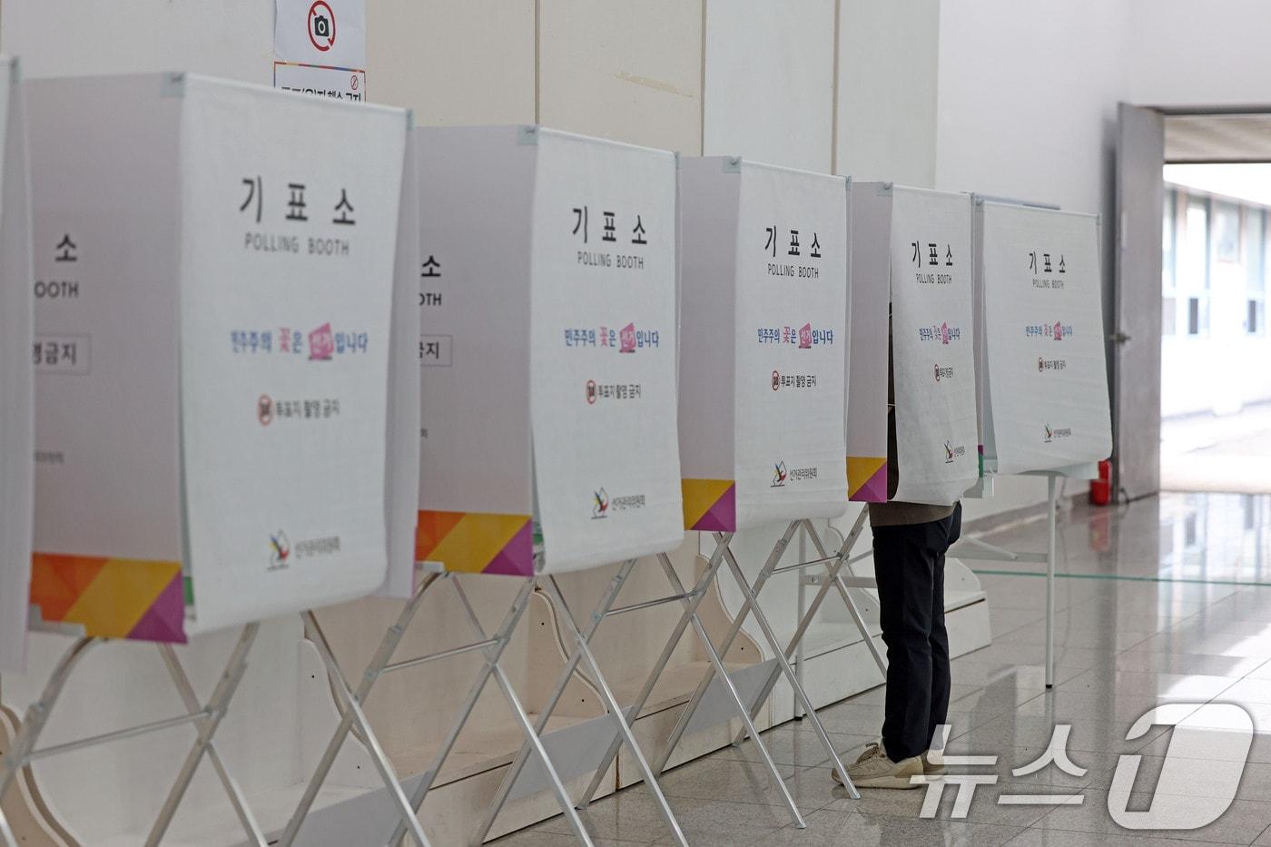본문 이미지 - 전국동시지방선거 사전투표 첫날인 29일 광주 북구 전남대학교 용지관컨벤션홀에 마련된 사전투표소에서 시민들이 투표하고 있다. 2026.5.29 ⓒ 뉴스1 박지현 기자