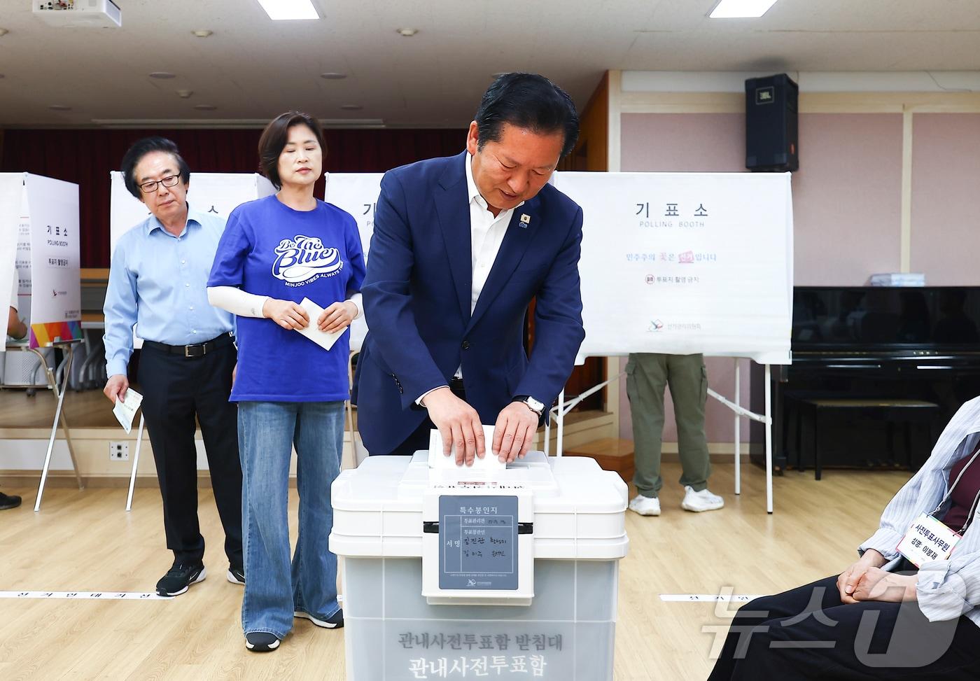 본문 이미지 - 정청래 더불어민주당 대표 겸 총괄상임선거대책위원장이 29일 오전 서울 마포구 성산2동 주민센터에 마련된 제9회 전국동시지방선거 사전투표소에서 투표를 하고 있다. (공동취재) 2026.5.29 ⓒ 뉴스1 황기선 기자