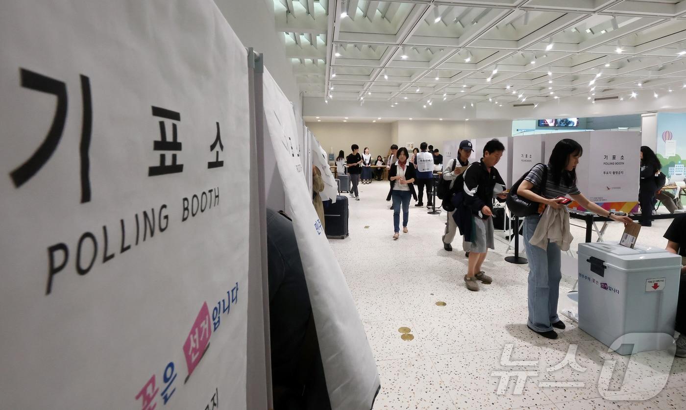 본문 이미지 - 6·3지방선거 사전투표가 시작된 29일 오전 인천국제공항 제1터미널 출국장에 설치된 사전투표소에서 시민들이 출국 전 사전투표를 하고 있다. 2026.5.29 ⓒ 뉴스1 김진환 기자