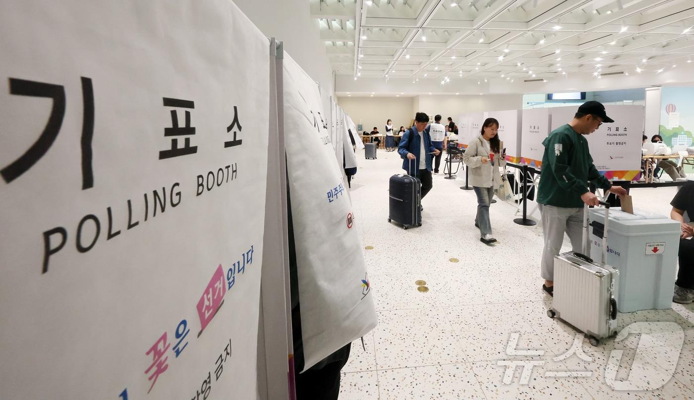 본문 이미지 - 6·3지방선거 사전투표가 시작된 29일 오전 인천국제공항 제1터미널 출국장에 설치된 사전투표소에서 시민들이 출국 전 사전투표를 하고 있다. 2026.5.29 ⓒ 뉴스1 김진환 기자