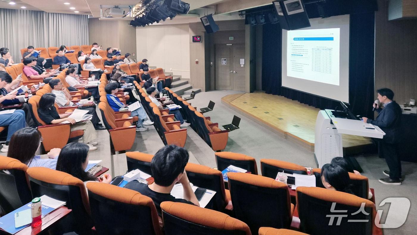 본문 이미지 - 지난 28일 경기도경제과학진흥원이 경기바이오센터에서 '2025년도 경기도 연구개발사업 조사·분석 설명회'를 열었다.(경과원 제공. 재판매 및 DB금지)/뉴스1