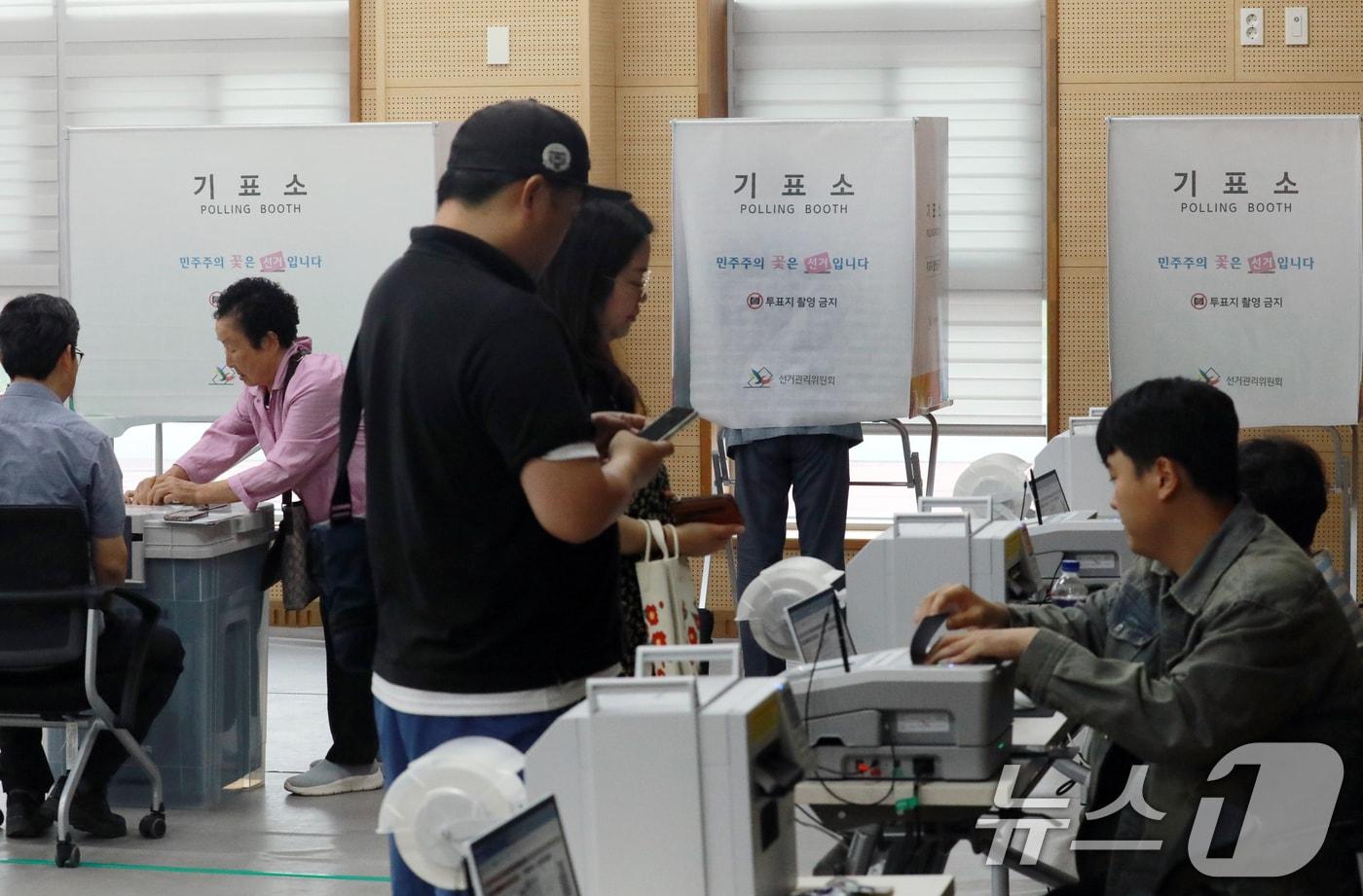 본문 이미지 - 6·3지방선거 사전투표가 시작된 29일 오전 충북 청주시 흥덕구 강서2동 행정복지센터에 설치된 사전투표소에서 유권자들이 투표를 위해 줄 서 있다. 2026.5.29 ⓒ 뉴스1 김용빈 기자