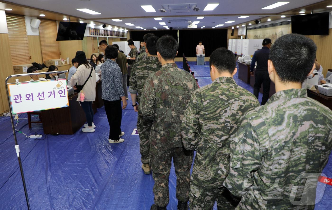 본문 이미지 - 제9회 전국동시지방선거 사전투표 첫날인 29일 오전 제주도의회 의원회관 1층 대회의실에 마련된 제주시 연동 사전투표소에 유권자들의 발길이 이어지고 있다. 2026.5.29 ⓒ 뉴스1 오미란 기자