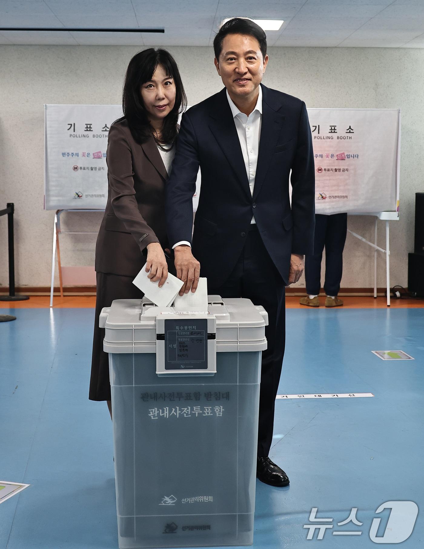 본문 이미지 - 오세훈 국민의힘 서울시장 후보와 부인 송현옥씨가 제9회 전국동시지방선거 사전투표 첫날인 29일 오전 서울 용산구 한남동주민센터에 마련된 사전투표소에서 한 표를 행사하고 있다. (공동취재) 2026.5.29 ⓒ 뉴스1 오대일 기자