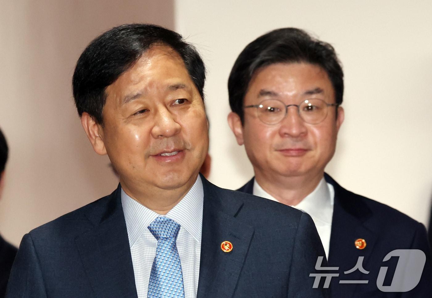 본문 이미지 - 구윤철 경제부총리 겸 재정경제부 장관이 29일 서울 종로구 세종대로 정부서울청사에서 열린 비상경제본부 희의 겸 경제관계장관회의에 참석하고 있다. ⓒ 뉴스1 김명섭 기자