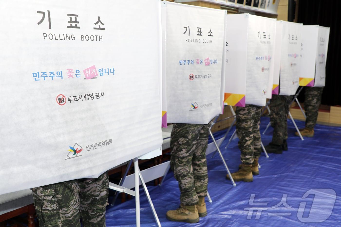 본문 이미지 - 제9회 전국동시지방선거 사전투표 첫날인 29일 오전 제주도의회 의원회관 1층 대회의실에 마련된 제주시 연동 사전투표소에 해병대 장병들의 발길이 이어지고 있다. ⓒ 뉴스1 오미란 기자