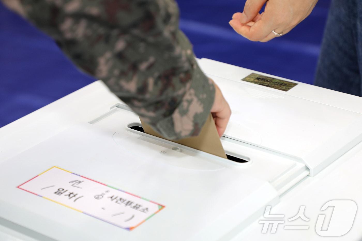 본문 이미지 - 제9회 전국동시지방선거 사전투표 첫날인 29일 오전 제주도의회 의원회관 1층 대회의실에 마련된 제주시 연동 사전투표소에서 해병대 장병이 한표를 행사하고 있다. 2026.5.29 ⓒ 뉴스1 오미란 기자