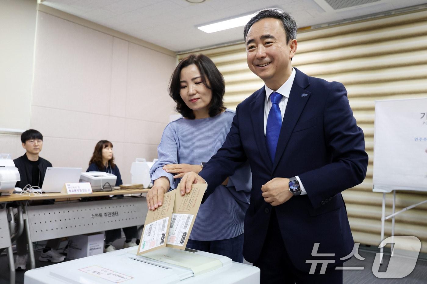 본문 이미지 - 임문영 광주 광산을 국회의원 보궐선거 후보가 제9회 전국동시지방선거 사전투표 첫날인 29일 광산구 수완동 행정복지센터에 마련된 투표소에서 배우자와 함께 투표하고 있다. 2026.5.29 ⓒ 뉴스1 이승현 기자