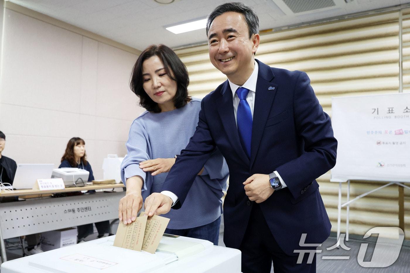 본문 이미지 - 임문영 광주 광산을 국회의원 보궐선거 후보가 제9회 전국동시지방선거 사전투표 첫날인 지난 5월 29일 광산구 수완동 행정복지센터에 마련된 투표소에서 배우자와 함께 투표하고 있다. 2026.5.29 ⓒ 뉴스1 이승현 기자