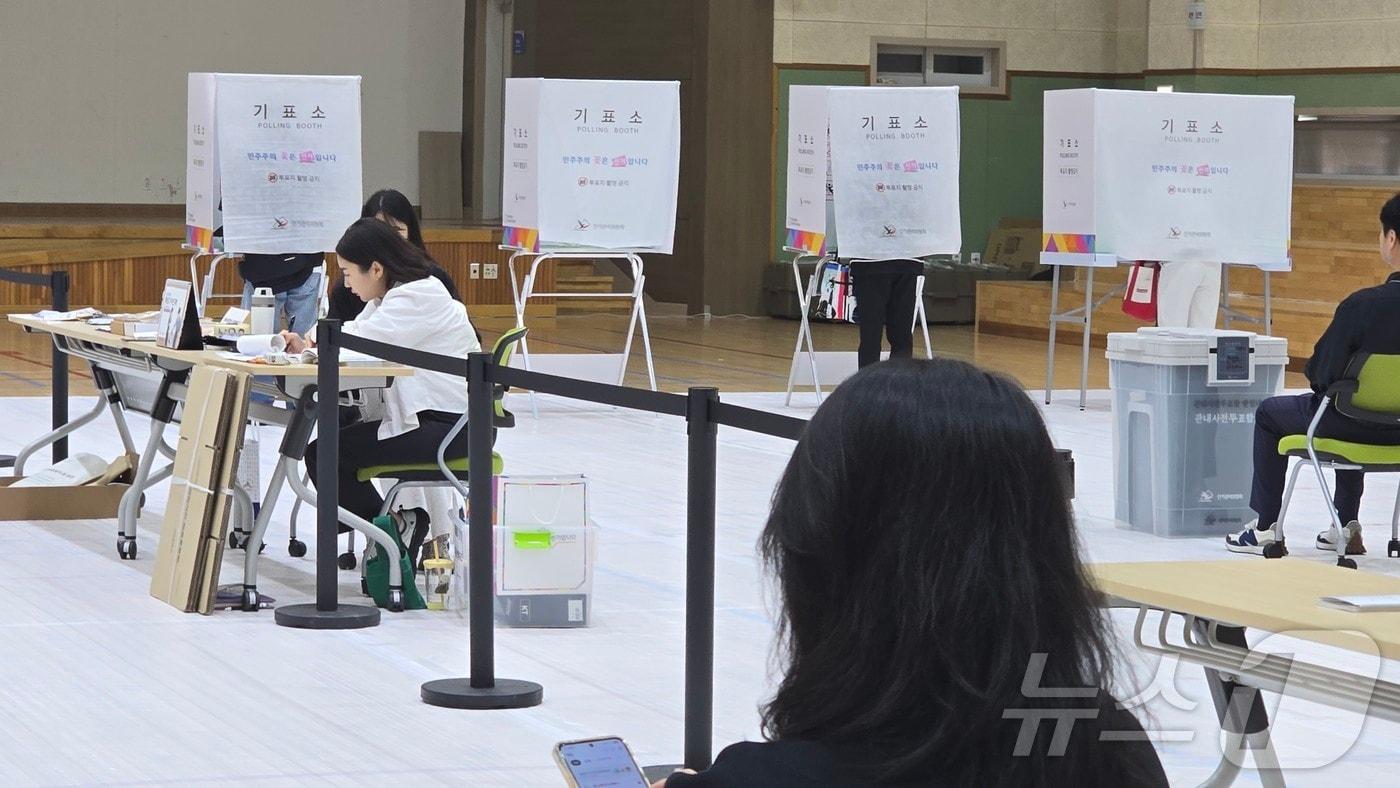 본문 이미지 - 29일 오전 세종시 보람동 복합커뮤니티센터 3층 체육관에 마련된 사전투표소가 비교적 한산한 모습을 보이고 있다.  2026.5.29 ⓒ 뉴스1 장동열 기자