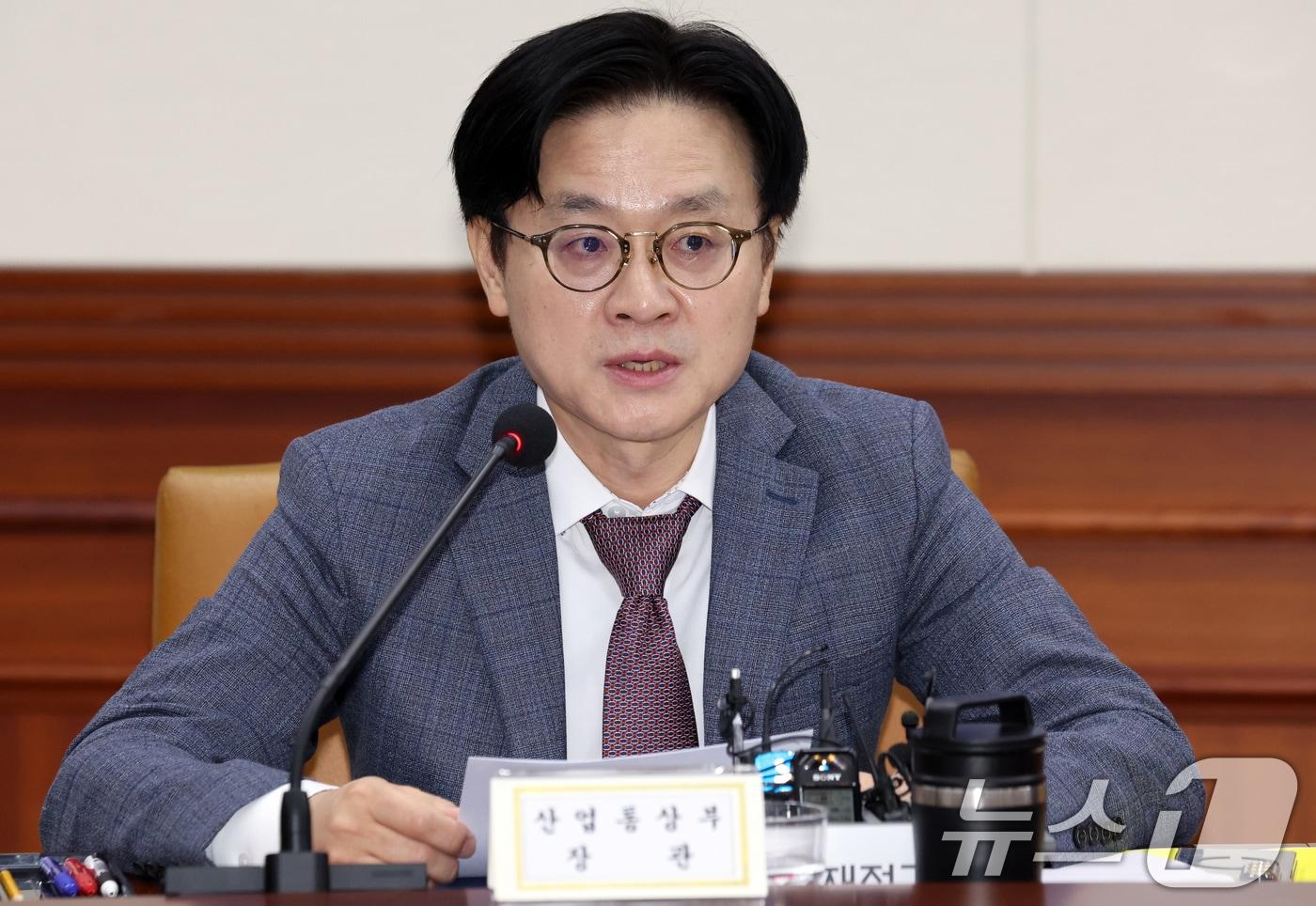 본문 이미지 - 김정관 산업통상부 장관이 29일 서울 종로구 세종대로 정부서울청사에서 열린 비상경제본부 희의 겸 경제관계장관회의에서 유턴 재정립 및 촉진방안 관련 발언을 하고 있다. 2026.5.29 ⓒ 뉴스1 김명섭 기자