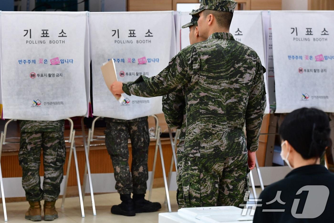 본문 이미지 - 6·3전국동시지방선거 사전투표일인 29일 오전 경북 포항시 남구 오천읍 제2사전투표소에서 해병대 1사단 소속 해병들이 투표를 하고 있다. 2026.5.29 ⓒ 뉴스1 최창호 기자