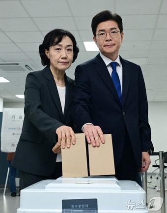 본문 이미지 - 정원오 더불어민주당 서울시장 후보와 배우자 문혜정 씨가 제9회 전국동시지방선거 사전투표 첫날인 29일 오전 서울 중구 소공동 행정복합청사에 마련된 사전투표소를 찾아 한 표를 행사하고 있다. (공동취재) 2026.5.29 ⓒ 뉴스1 이호윤 기자