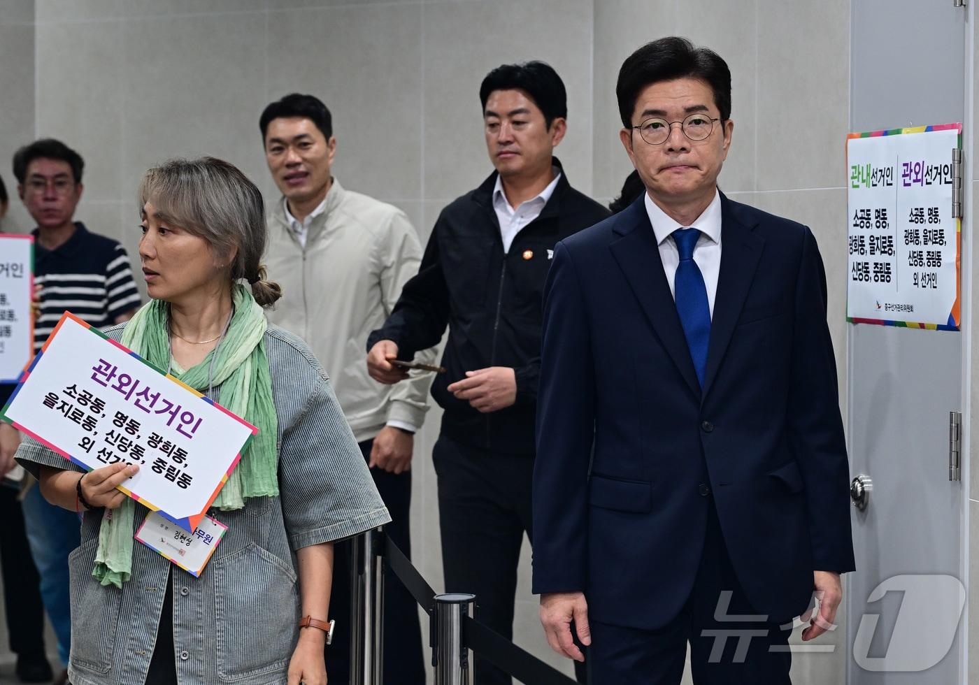 본문 이미지 - 정원오 더불어민주당 서울시장 후보가 제9회 전국동시지방선거 사전투표 첫날인 29일 오전 서울 중구 소공동 행정복합청사에 마련된 사전투표소에 들어서고 있다. (공동취재) 2026.5.29 ⓒ 뉴스1 이호윤 기자