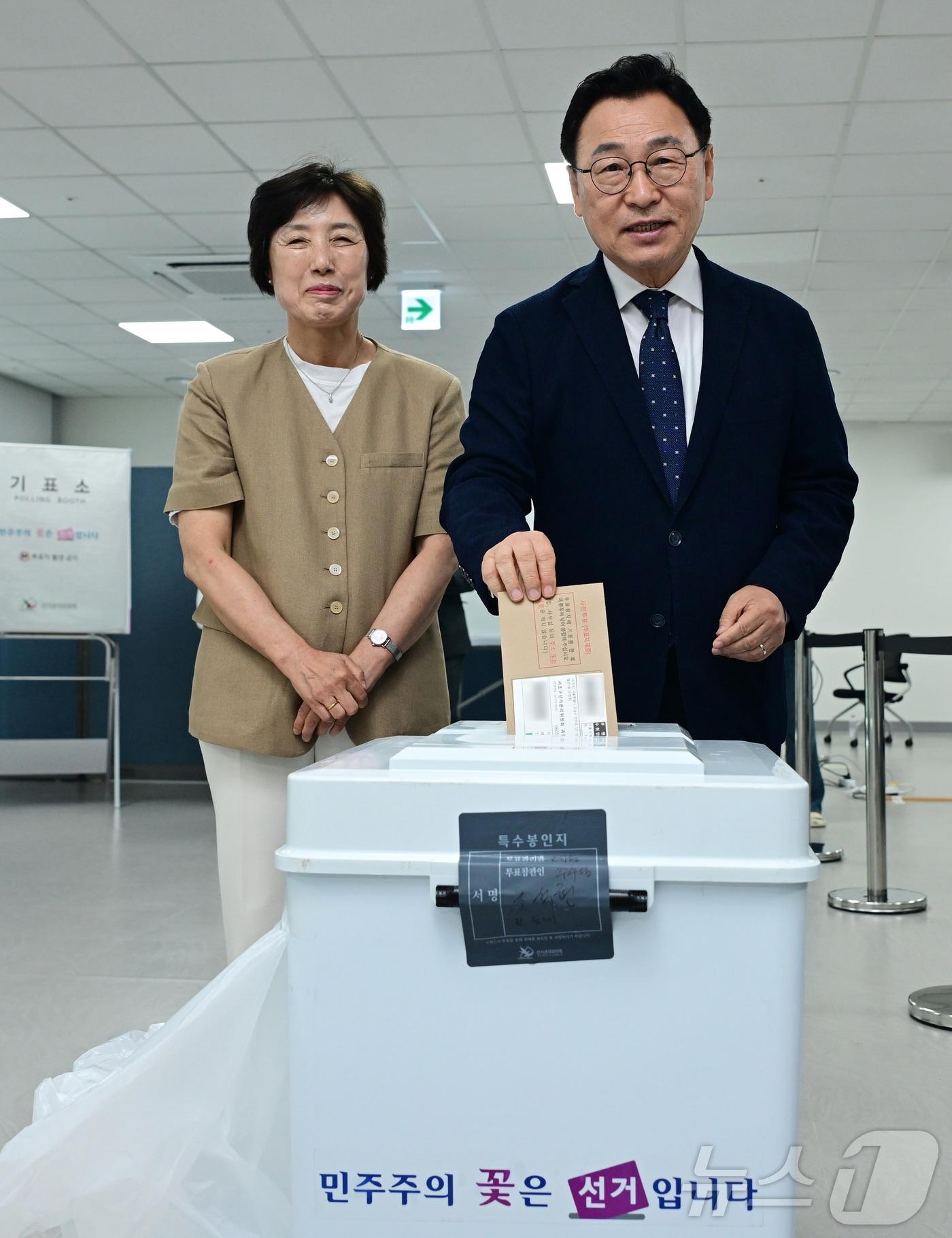 본문 이미지 - 정근식 서울시교육감 후보 부부가 제9회 전국동시지방선거 사전투표 첫날인 29일 오전 서울 중구 소공동 행정복합청사에 마련된 사전투표소를 찾아 한 표를 행사하고 있다. (공동취재) 2026.5.29 ⓒ 뉴스1 이호윤 기자
