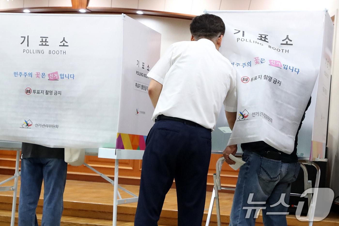 본문 이미지 - 제9회 전국동시지방선거 사전투표 첫날인 29일 오전 8시30분쯤 대구 수성구 고산2동 행정복지센터에 마련된 사전투표소 기표소 내부에서 기표된 투표용지 1매가 발견돼 한 유권자가 항의하고 있다. ⓒ 뉴스1 공정식 기자