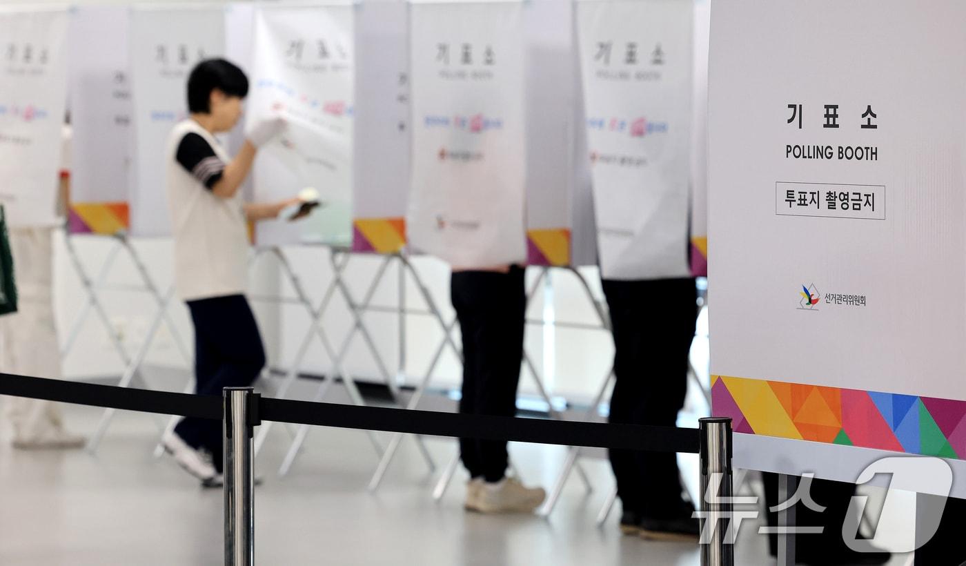 본문 이미지 - 전국동시지방선거 사전투표 첫날인 29일 사전투표소에서 유권자들이 투표를 하고 있다. 2026.5.29 ⓒ 뉴스1 이호윤 기자