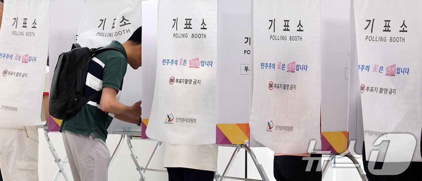 본문 이미지 - 전국동시지방선거 사전투표 첫날인 29일 서울 중구 사전투표소인 소공동행정복합청사에서 유권자들이 투표를 하고 있다. 2026.5.29 ⓒ 뉴스1 이호윤 기자