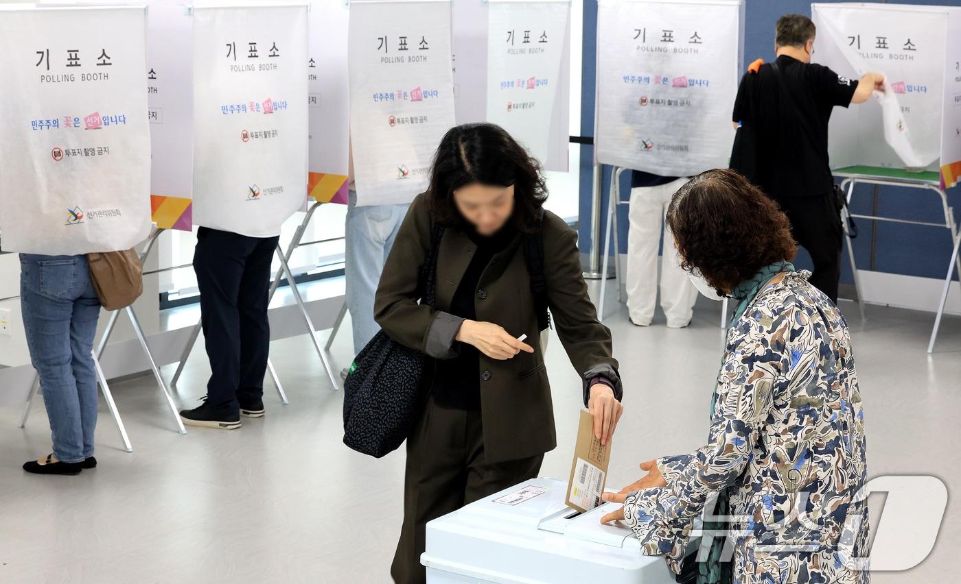 본문 이미지 - 전국동시지방선거 사전투표 첫날인 29일 서울 중구 사전투표소인 소공동행정복합청사에서 유권자들이 투표를 하고 있다. 2026.5.29 ⓒ 뉴스1 이호윤 기자