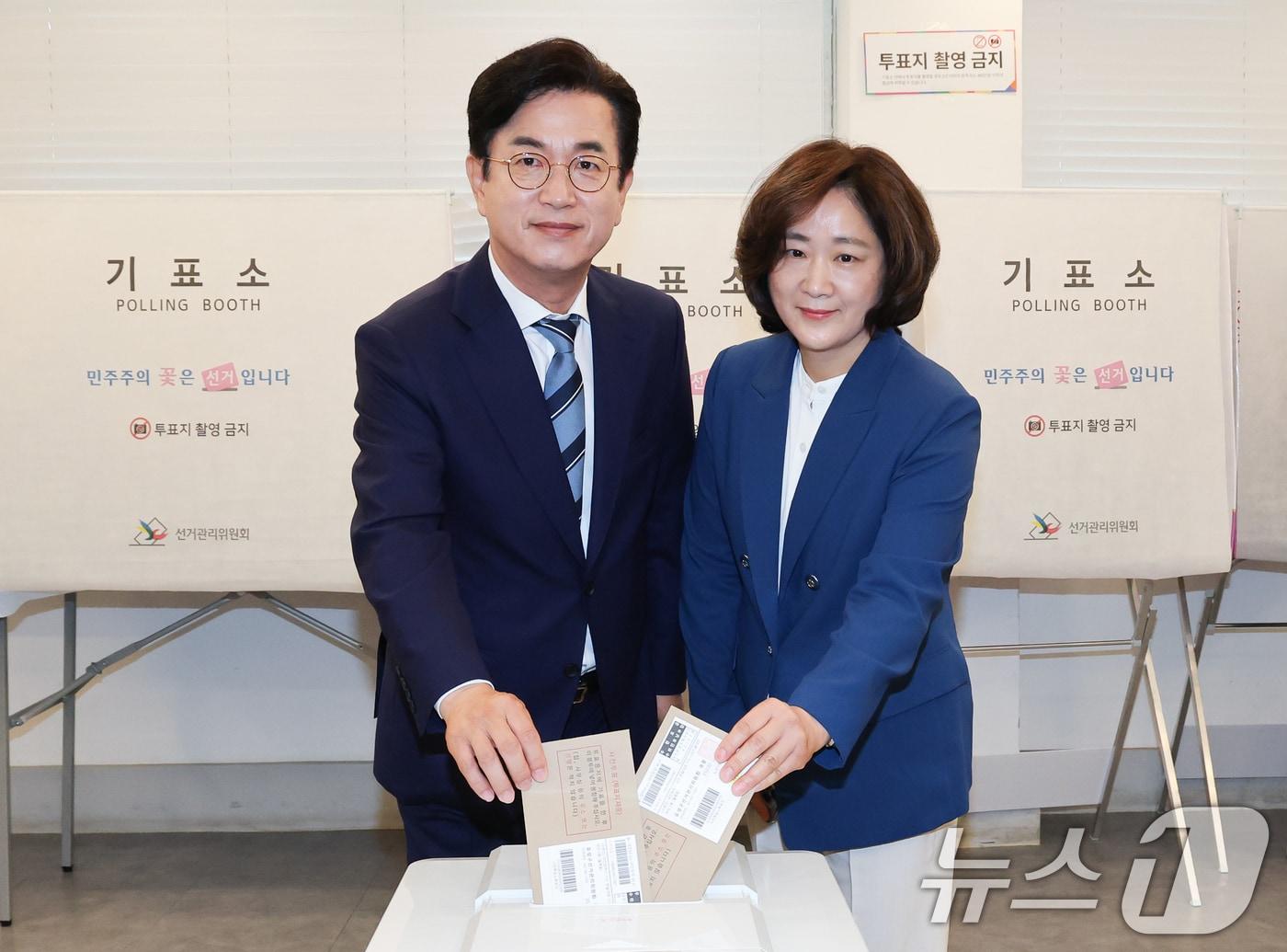 본문 이미지 - 허태정 더불어민주당 대전시장 후보와 배우자 양창희 씨가 제9회 전국동시지방선거 사전투표일인 29일 대전 중구 은행선화동 사전투표소에서 투표하고 있다. 2026.5.29 ⓒ 뉴스1 김기태 기자