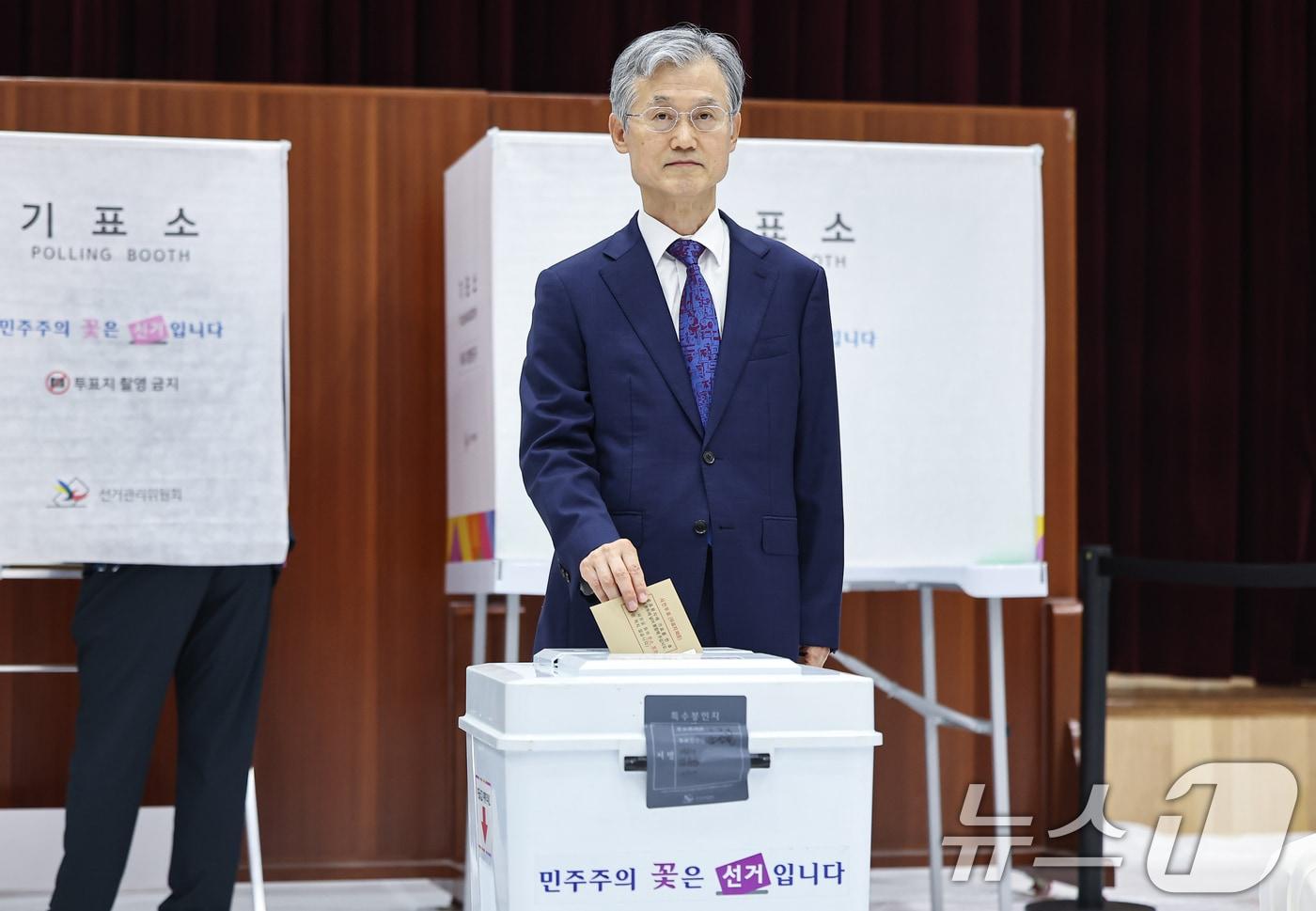 본문 이미지 - 조희대 대법원장이 29일 서울 서초구 반포4동 주민센터에 마련된 제9회 전국동시지방선거 사전투표소에서 투표를 하고 있다. 2026.5.29 ⓒ 뉴스1 김도우 기자