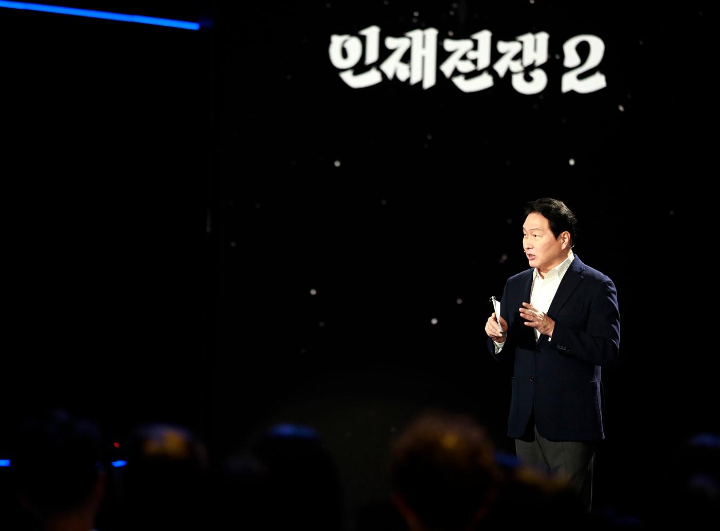 본문 이미지 - 최태원 SK그룹 회장 겸 대한상공회의소 회장이 28일 KBS가 방송한 '인재전쟁2'에서 강연을 하고 있다.(SK 제공)/뉴스1