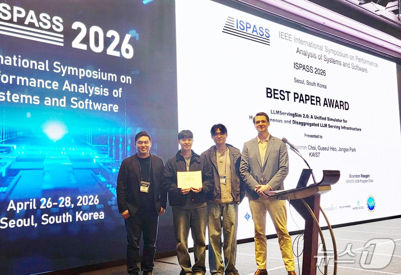 본문 이미지 - 사진 왼쪽부터 박종세 교수 (KAIST), 조재홍 석사과정 (KAIST), 최현민 석사과정 (KAIST), 브랜던 리건 교수(Brandon Reagen·NYU·뉴욕대학교) ISPASS 2026 프로그램 위원장. (KAIST 제공. 재판매 및 DB금지) 2026.5.29/뉴스1