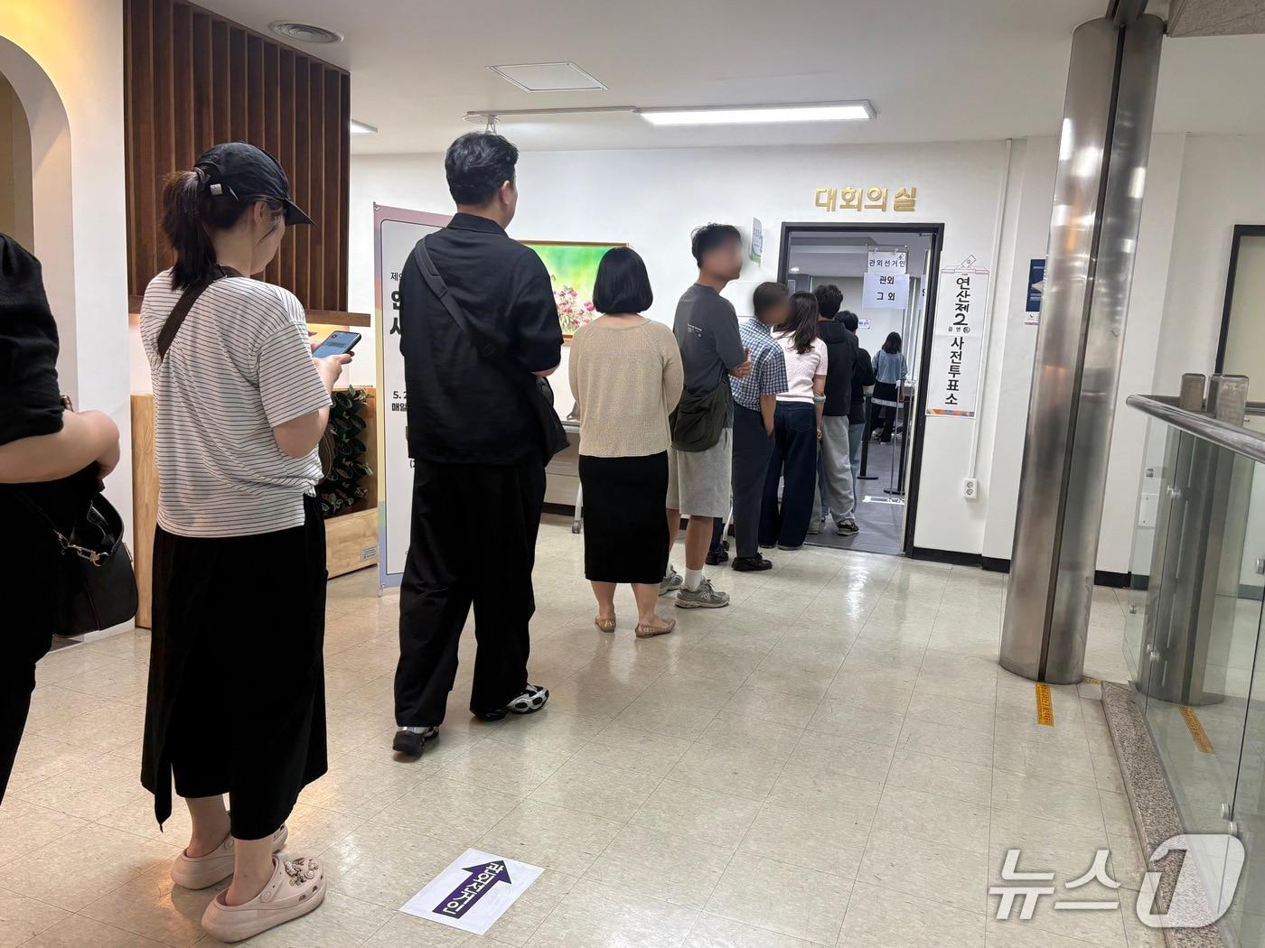 본문 이미지 - 29일 아침 8시쯤 부산 연제구청에 마련된 연산제2동사전투표소 앞에 유권자들이 줄을 서 있다. 2026.5.29 ⓒ 뉴스1 박서현 기자