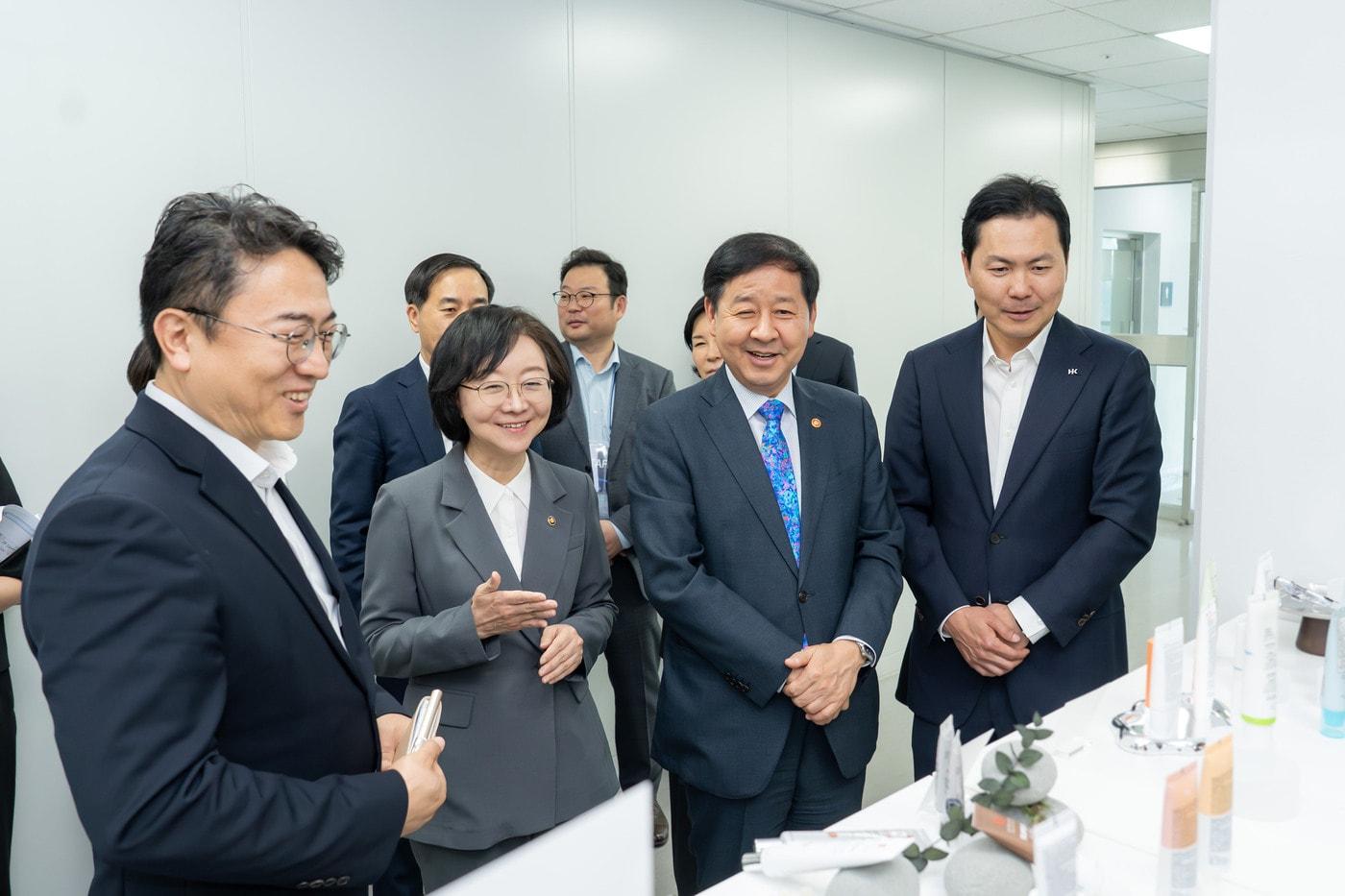 본문 이미지 - 28일 서울 서초구 한국콜마 종합기술원을 방문한 구윤철 경제부총리(오른쪽에서 두 번째)와 오유경 식품의약품안전처장(오른쪽 세 번째)이 윤상현 콜마그룹 부회장(오른쪽 첫 번째)과 함께 연구소를 둘러보고 있다.(한국콜마 제공)